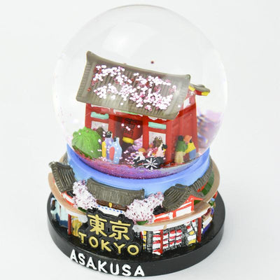 musubiオリジナルスノードーム  江戸情緒が残る下町「浅草」がテーマです。 春の極彩色豊かな外観が特徴の浅草雷門と人力車を楽しむ人々を表現しました。台座は賑わう仲見世通りとショッピングを楽しむ観光客を造形しました。