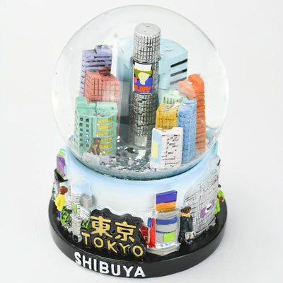 musubiオリジナルスノードーム  ファッションや文化の情報発信地「渋谷」がテーマです。  商業ビルの谷間のスクランブル交差点やハチ公銅像前を人と流行が行き交うさまを表現しました。台座は移り変わる渋谷の街と街歩きを楽しむ若者を造形しました。