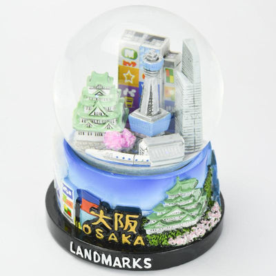 musubiオリジナルスノードーム  「大阪のいいところ」がテーマです。 大阪城・通天閣・大阪駅・あべのハルカス・道頓堀など多彩な顔を持つ街をコンパクトにまとめました。台座は大阪のお馴染みの観光スポットと走る新幹線を造形しました。