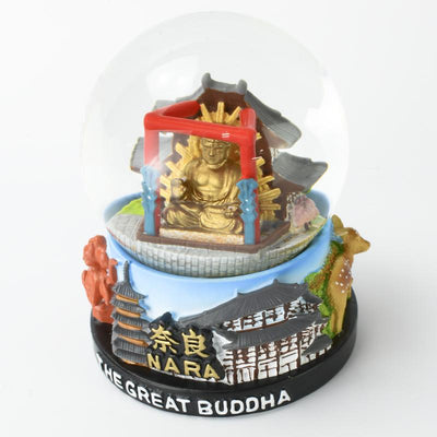 musubiオリジナルスノードーム  「奈良の大仏」がテーマです。 奈良を象徴するスポットとして有名な東大寺の大仏を表現しました。雄大な東大寺とかわいい奈良公園の鹿たちも注目です。台座には、東大寺・五重塔・春日大社・阿修羅像・奈良公園の鹿を造形しました。