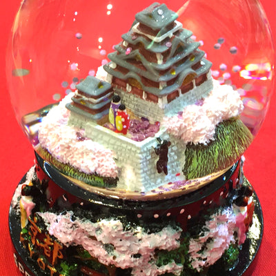 Snow globes require the delicate craftsmanship of craftsmen!
