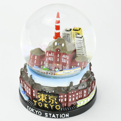 musubiオリジナルスノードーム  首都東京の表玄関「東京駅」がテーマです。 新幹線や電車の起点駅でもある東京駅を中心にビジネス街の賑やかさを表現しました。台座は南北のドームがモダンな赤レンガ駅舎の全景と走る列車を造形しました。